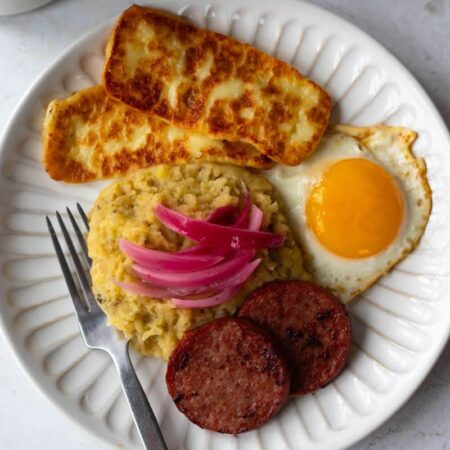 3 Golpes (Incluye mangú: queso + salami + huevo) / 3 Hits (mashed plantain, cheese, salami & egg)